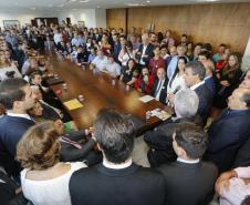 O governador Beto Richa recebeu no Palácio Iguaçu, prefeitos de 65 municípios, de diferentes regiões do Paraná para solicitar autorização a pedidos de financiamentos, junto ao Governo do Estado, para investimentos nas cidades. O crédito para as obras é da Fomento Paraná, pela linha Sistema de Financiamento dos Municípios (SFM).