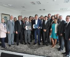 O governador Beto Richa recebeu o Relatório de Gestão 2011-2016 da Fomento Paraná – instituição financeira de desenvolvimento do Estado. A publicação traz um relato da transformação da Fomento Paraná nos últimos seis anos e conta histórias de diversos empreendedores, dos mais diferentes portes e regiões do Estado, que foram beneficiados pelo crédito.
