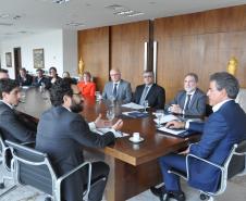 O governador Beto Richa recebeu o Relatório de Gestão 2011-2016 da Fomento Paraná – instituição financeira de desenvolvimento do Estado. A publicação traz um relato da transformação da Fomento Paraná nos últimos seis anos e conta histórias de diversos empreendedores, dos mais diferentes portes e regiões do Estado, que foram beneficiados pelo crédito.