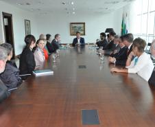 O governador Beto Richa recebeu o Relatório de Gestão 2011-2016 da Fomento Paraná – instituição financeira de desenvolvimento do Estado. A publicação traz um relato da transformação da Fomento Paraná nos últimos seis anos e conta histórias de diversos empreendedores, dos mais diferentes portes e regiões do Estado, que foram beneficiados pelo crédito.