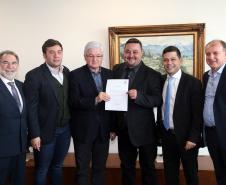 Prefeitos de 15 municípios paranaenses reuniram-se nesta quarta-feira (26) no Palácio Iguaçu, em Curitiba, para pedir autorização a financiamentos junto ao Governo do Estado.O crédito é da Fomento Paraná, pela linha Sistema de Financiamento dos Municípios (SFM). 