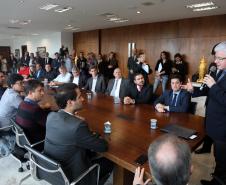 Prefeitos de 15 municípios paranaenses reuniram-se nesta quarta-feira (26) no Palácio Iguaçu, em Curitiba, para pedir autorização a financiamentos junto ao Governo do Estado.O crédito é da Fomento Paraná, pela linha Sistema de Financiamento dos Municípios (SFM). 