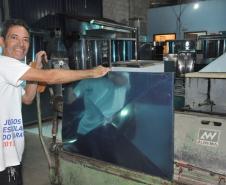 Marcelino fabrica artefaros de inox, como máquinas de shawarma, churrasqueiras, espetos e copos de tereré. Crédito da Fomento Paraná ajudou empreendedor na compra de máquinas e reforma do barracão.