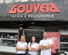 A ótica buscou crédito para reformas e compra de mobiliário novo. Tem 12 no mercado e o crédito ajudou na primeira grande reforma do local. O financiamento recebeu a garantia da GarantiOeste. Na imagem, os sócios Rose Santos, Ana Paula Carraro e Itamar dos Santos em frente à loja remodelada.
