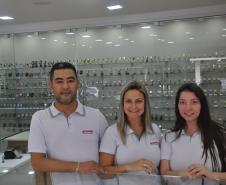 A ótica buscou crédito para reformas e compra de mobiliário novo. Tem 12 no mercado e o crédito ajudou na primeira grande reforma do local. O financiamento recebeu a garantia da GarantiOeste.Na imagem, os sócios Itamar dos Santos, Rose Santos e Ana Paula Carraro.