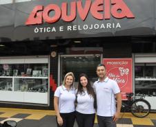 A ótica buscou crédito para reformas e compra de mobiliário novo. Tem 12 no mercado e o crédito ajudou na primeira grande reforma do local. O financiamento recebeu a garantia da GarantiOeste.  Na imagem, os sócios Rose Santos, Ana Paula Carraro e Itamar dos Santos em frente à loja remodelada.