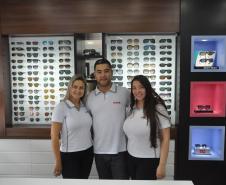 A ótica buscou crédito para reformas e compra de mobiliário novo. Tem 12 no mercado e o crédito ajudou na primeira grande reforma do local. O financiamento recebeu a garantia da GarantiOeste. Na imagem, os sócios Rose Santos, Itamar dos Santos e Ana Paula Carraro.
