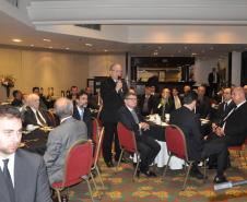 O presidente da Fomento Paraná, Juraci Barbosa, o diretor Administrativo e Financeiro, Heraldo Neves, com diretores e parte do corpo técnico da instituição, reuniram líderes empresariais e gestores de entidades do terceiro setor, nesta terça (6/6), para apresentar o Relatório de Gestão e Histórias de Transformação 2011-2016. 