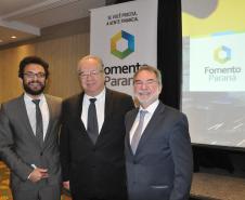 O presidente da Fomento Paraná, Juraci Barbosa, o diretor Administrativo e Financeiro, Heraldo Neves, com diretores e parte do corpo técnico da instituição, reuniram líderes empresariais e gestores de entidades do terceiro setor, nesta terça (6/6), para apresentar o Relatório de Gestão e Histórias de Transformação 2011-2016. 