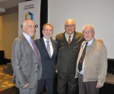 O presidente da Fomento Paraná, Juraci Barbosa, o diretor Administrativo e Financeiro, Heraldo Neves, com diretores e parte do corpo técnico da instituição, reuniram líderes empresariais e gestores de entidades do terceiro setor, nesta terça (6/6), para apresentar o Relatório de Gestão e Histórias de Transformação 2011-2016. 