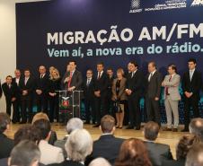 O governador Beto Richa e o ministro da Ciência, Tecnologia, Inovações e Comunicações, Gilberto Kassab, assinaram nesta segunda-feira (05), no Palácio Iguaçu, o termo de adaptação de outorgas que permite a migração de emissoras de rádio AM para a faixa FM. Curitiba, 05/06/2017.