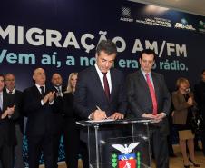O governador Beto Richa e o ministro da Ciência, Tecnologia, Inovações e Comunicações, Gilberto Kassab, assinaram na segunda-feira (5/6), no Palácio Iguaçu, o termo de adaptação de outorgas que permite a migração de emissoras de rádio AM para a faixa FM. Curitiba, 05/06/2017.