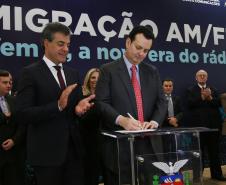 O governador Beto Richa e o ministro da Ciência, Tecnologia, Inovações e Comunicações, Gilberto Kassab, assinaram na segunda-feira (5/6), no Palácio Iguaçu, o termo de adaptação de outorgas que permite a migração de emissoras de rádio AM para a faixa FM. Curitiba, 05/06/2017.