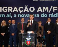 O governador Beto Richa e o ministro da Ciência, Tecnologia, Inovações e Comunicações, Gilberto Kassab, assinaram na segunda-feira (5/6), no Palácio Iguaçu, o termo de adaptação de outorgas que permite a migração de emissoras de rádio AM para a faixa FM. Curitiba, 05/06/2017.