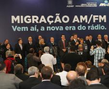 O governador Beto Richa e o ministro da Ciência, Tecnologia, Inovações e Comunicações, Gilberto Kassab, assinaram na segunda-feira (5/6), no Palácio Iguaçu, o termo de adaptação de outorgas que permite a migração de emissoras de rádio AM para a faixa FM. Curitiba, 05/06/2017.