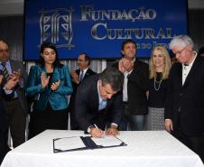 O governador Beto Richa autorizou a prefeitura de Foz do Iguaçu a iniciar os trâmites para a contratação, junto ao Governo do Estado, de financiamentos de R$ 18,6 milhões para investimentos. O município tem projetos para pavimentação de estradas rurais e recapeamento de vias urbanas