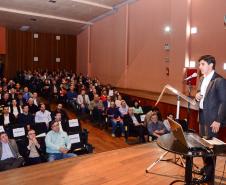 O diretor de mercado da Fomento Paraná, Luiz Renato Hauly, apresenta as linhas de financiamento da instituição ao público em Apucarana.