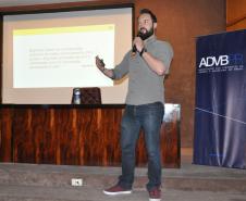 Colaboradores da Fomento Paraná assistiram nesta quinta-feira (29) a uma palestra com Marcos Giovanella, especialista em uso de dados para produção de conteúdo de marcas em redes sociais. O evento é uma parceria da regional local da Associação dos Dirigentes de Vendas e Marketing do Brasil (ADVB-PR) com a universidade corporativa UniFomento. 
