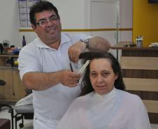 Com 35 anos de profissão, Valdeci trabalhou por mais de duas décadas no mesmo ponto na Vila Yolanda, em Foz do Iguaçu. No início do ano, resolveu mudar para um novo ambiente, na mesma vizinhança. Para reformar o novo local e atender melhor os clientes, contou com apoio da Fomento Paraná. 