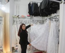 Eliane Cristina Beffa, com sua loja de locação de roupas em Apucarana.