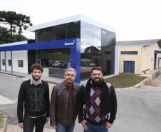 O apoio da Fomento Paraná foi fundamental para uma pequena empresa paranaense conseguir entrar em um mercado muito restrito no segmento industrial. A Isotron, que fabrica máquinas e equipamentos para solda em Almirante Tamandaré, na Região Metropolitana de Curitiba, agora compete com fabricantes da Itália, Alemanha e Japão no mercado de inversores de solda.