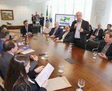 O governador Beto Richa assistiu a apresentação do projeto de construção de abatedouro e fábrica de ração para frangos de corte, Jaguafrangos, em Ivaiporã. Presentes: Secretários: de Agricultura, Norberto Ortigara, de Assuntos Estratégicos, Edgar Bueno, de Justiça, Trabalho e Direitos Humanos, Artagão Jr; o prefeito de Ivaiporã, Miguel Roberto do Amaral, o ex- prefeito, Carlos Gil, o deputado Alexandre Curi. Curitiba, 06-09-17.