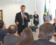O governador Beto Richa assistiu a apresentação do projeto de construção de abatedouro e fábrica de ração para frangos de corte, Jaguafrangos, em Ivaiporã. Presentes: Secretários: de Agricultura, Norberto Ortigara, de Assuntos Estratégicos, Edgar Bueno, de Justiça, Trabalho e Direitos Humanos, Artagão Jr; o prefeito de Ivaiporã, Miguel Roberto do Amaral, o ex- prefeito, Carlos Gil, o deputado Alexandre Curi. Curitiba, 06-09-17.