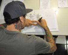 O tatuador Luiz Castelli pegou crédito da Fomento Paraná para reformar o estúdio e adequá-lo às normas de acessibilidade e da Vigilância Sanitária.