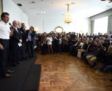 Governador Beto Richa, acompanhado da secretária da Família e Desenvolvimento Social, Fernanda Richa, o secretário chefe da Casa Civil, deputado Valdir Rossoni, e demais autoridades, recebem prefeitos no salão de atos do Palácio Iguaçu, para assinatura de contratos de financiamento e repasse de recursos. 