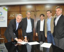 Instituição financeira do Governo do Estado assinou contratos com as associações comerciais de Londrina, Maringá e Ibiporã. Parceria facilita a contratação de financiamentos de R$ 20 mil a R$ 1,5 milhão para micro e pequenas empresas na região.