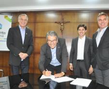 Instituição financeira do Governo do Estado assinou contratos com as associações comerciais de Londrina, Maringá e Ibiporã. Parceria facilita a contratação de financiamentos de R$ 20 mil a R$ 1,5 milhão para micro e pequenas empresas na região.