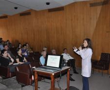 Palestra promovida pela UniFomento com a farmacêutica bioquímica Angela Zanlorenzi, voluntária da Rede Feminina de Combate ao Câncer, abordou a importância da alimentação saudável para prevenção do câncer.