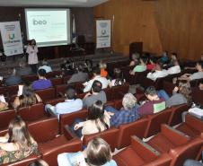 Palestra promovida pela UniFomento com a farmacêutica bioquímica Angela Zanlorenzi, voluntária da Rede Feminina de Combate ao Câncer, abordou a importância da alimentação saudável para prevenção do câncer.