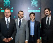 A ADVB-PR anunciou os vencedores do concurso Top de Marketing 2017, em evento no Pequeno Auditório do Teatro Positivo. Na imagem o diretor de Mercado, Luiz Malucelli Neto, que representou a Fomento Paraná como um dos patrocinadores do concurso, Roberto Herrera, coordenador do Top de Marketing, e Luiz Renato Hauly, assessor de Mercado da Fomento Paraná.