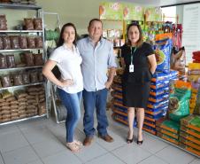 Loja de produtos agropecuários buscou financiamento da instituição para melhorar estoque de insumos. Na imagem, Simone e Silvio com a correspondente da Fomento Paraná, Thalita Senhorini.
