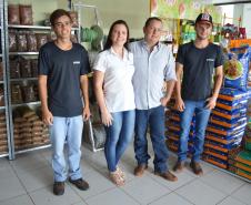 Loja de produtos agropecuários buscou financiamento da instituição para melhorar estoque de insumos. Na imagem, Silvio e Simone com os funcionários Arnaldo e Mateus.