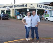 Loja de produtos agropecuários buscou financiamento da instituição para melhorar estoque de insumos. Na imagem, Simone Farias e Silvio Silveira Junior, sócios da empresa.