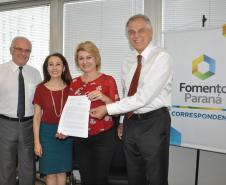 A prefeita de Farol, Angela Maria Moreira Kraus, assinou um contrato de financiamento com a instituição financeira do Governo do Estado no valor de R$ 900 mil para pavimentação de ruas da cidade que fica próximo a Campo Mourão.