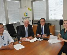 Prefeito de Guaíra, Heraldo Trento, assina contrato de financiamento com a Fomento Paraná.