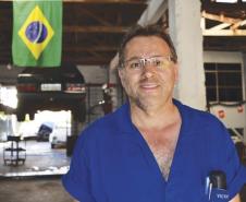 Na imagem, o mecânico Victor Ribeiro, da oficina mecânica e loja de Autopeças Pedro Ribeiro, que investiu os recursos financiados em capital de giro e estoque. 