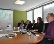 Palestra promovida pela UniFomento com o professor alemão Klaus Rother e Giovanna Zeny, apresentada a diretores, gerentes, assessores e coordenadores da Fomento Paraná. 