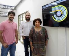 Rafael Sabetzki, engenheiro eletricista, Guido Petinelli e Sandra Pinheiro, arquitetos e diretores da empresa Petinelli Engenharia. A empresa projeta construções de forma integrada, para reduzir o consumo de energia e o impacto ambiental em edificações. 
Foto: Arnaldo Alves / ANPr.