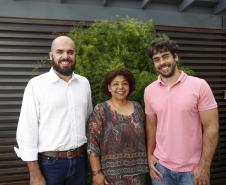 Guido Petinelli e Sandra Pinheiro, arquitetos e diretores da empresa Petinelli Engenharia e Rafael Sabetzki, engenheiro eletricista. A empresa projeta construções de forma integrada, para reduzir o consumo de energia e o impacto ambiental em edificações. 
Foto: Arnaldo Alves / ANPr.