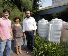 Rafael Sabetzki, engenheiro eletricista, Guido Petinelli e Sandra Pinheiro, arquitetos e diretores da empresa Petinelli Engenharia. A empresa projeta construções de forma integrada, para reduzir o consumo de energia e o impacto ambiental em edificações. 
Foto: Arnaldo Alves / ANPr.