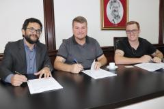 Heraldo Neves, presidente da Fomento Paraná, prefeito Marcelo e o secretário Brayan Roque, na assinatura do termo de cooperação técnica 