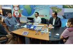 Em Sertaneja, a reunião foi com o prefeito de Jamison da Silva, o secretário de Administração, Edson Lopes de Souza, e agente de crédito Abigail dos Santos Silva