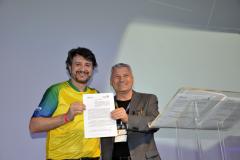 Fernando Moraes, presidente da Faciap, e Renato Maçaneiro, diretor de Operações do Setor Privado da Fomento Paraná, mostram convenio assinado.