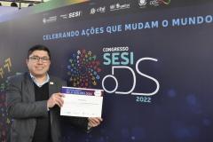 O gerente de Mercado da Fomento Paraná, Luciano Martins, mostra certificado de participação no Prêmio Sesi ODS 2022.