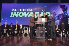 O empresário Marcio Léo Danielewicz, da SYX Global, assinou o contrato junto com o vice-governador Darci Piana, o secretário estadual de Inovação, Marcelo Rangel, e o diretor de Operações do Setor Privado da Fomento Paraná, Renato Maçaneiro.
