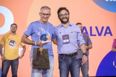 Roberto Carraro, agente de crédito, recebendo premiação do diretor-presidente da Fomento Paraná, Heraldo Neves